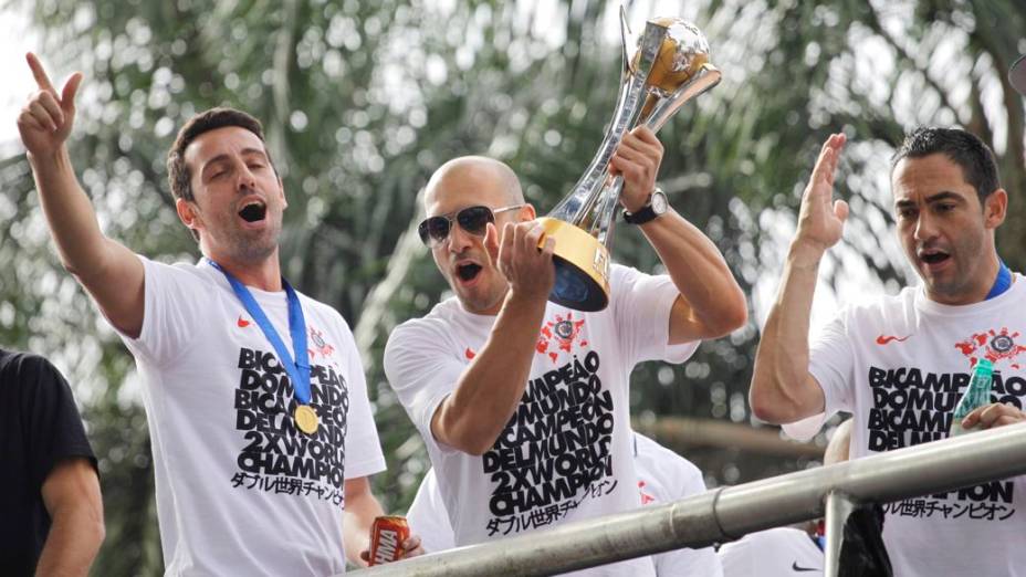 O desfile do Corinthians campeão mundial pelas ruas de São Paulo