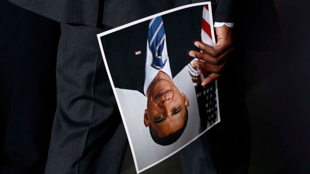 Reggie Love, assistente pessoal do presidente americano Barack Obama, carrega retrato em Landover, Estados Unidos