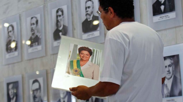 Retrato da presidente Dilma Rousseff, que foi colocado na galeria de fotos presidenciais no Palácio do Planalto, Brasília