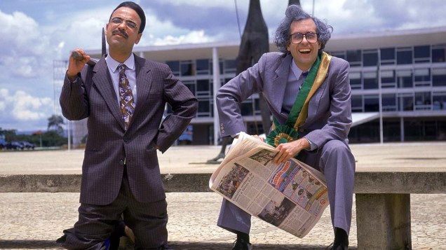 Cláudio Manoel e Reinaldo satirizando o presidente Itamar Franco no programa Casseta & Planeta, da Rede Globo, em 1993