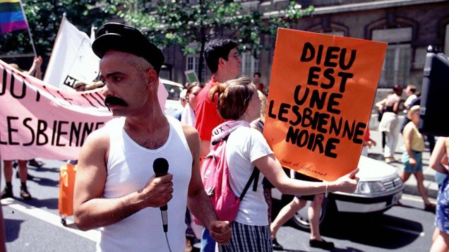 Cláudio Manoel durante gravação em passeata gay, em Paris, para o programa Casseta & Planeta, da Rede Globo, em 1998