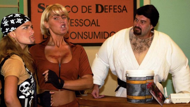 As apresentadoras Angélica e Xuxa interpretando as personagens MaçaranXuxa e Montanhélica, durante a gravação do especial de Natal do programa Casseta & Planeta, da Rede Globo, em 2001
