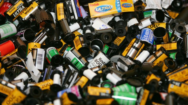 Rolos de filmes vazios antes de serem reciclados em laboratório da Kodak em 2004