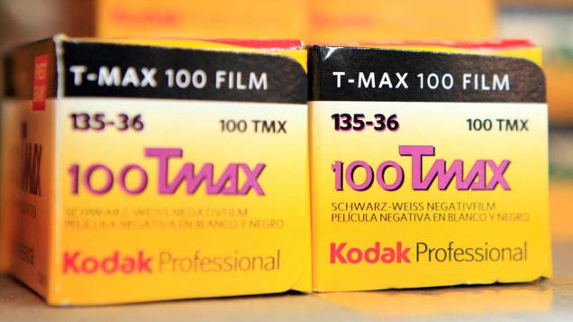 Rolos do famoso filme TMax da Kodak em prateleira de loja de câmeras