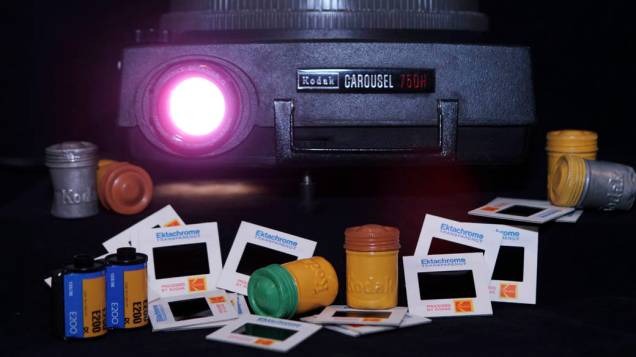 Projetor de slides da Kodak com slides coloridos de 35 mm e seus potes