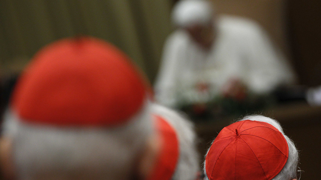 O Papa Bento XVI se reuniu com cardeais no Vaticano para discutir sobre liberdade religiosa, abusos sexuais cometidos por padres e a aceitação de convertidos da Igreja Anglicana