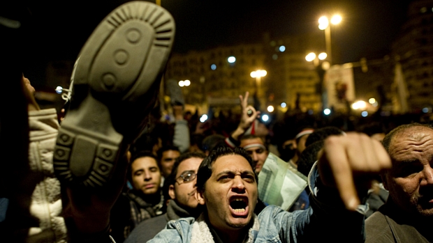 Multidão reage furiosa a discurso de Mubarak: ele desiste de renunciar