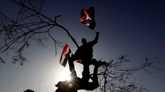 Egípcios comemoram o 1° aniversário da revolução que derrubou o líder Hosmi Mubarak, no Cairo