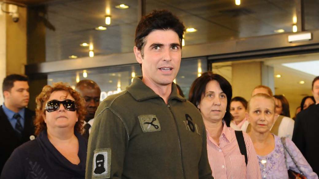 Reynaldo Gianecchini deixa o hospital Sírio Libanês, em São Paulo