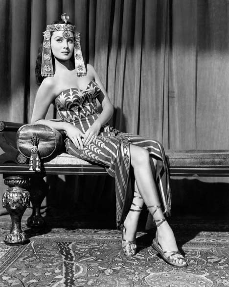 Rhonda Fleming interpreta Cleópatra em 1953