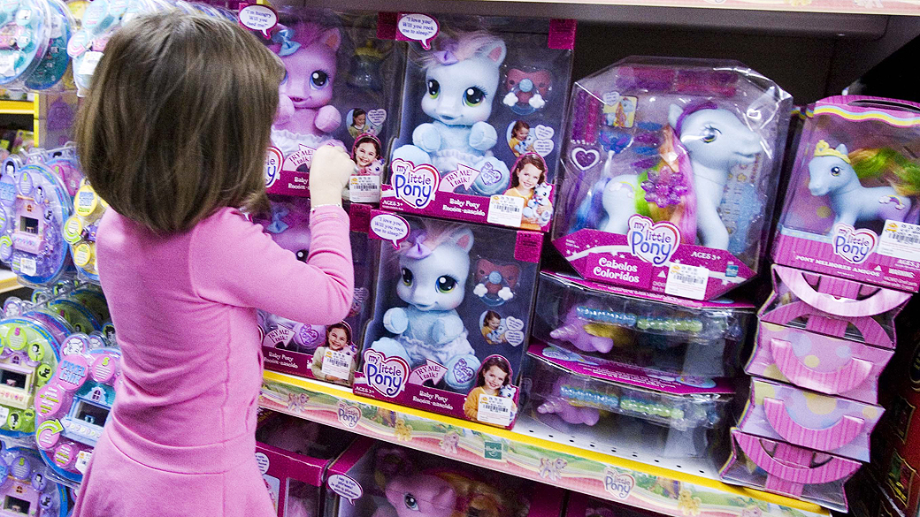 Criança escolhe brinquedo em loja da Ri-Happy, no Shopping Higienópolis, em São Paulo