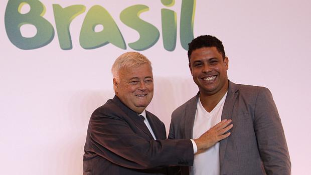 Ricardo Teixeira, presidente da CBF, e o ex-jogador Ronaldo