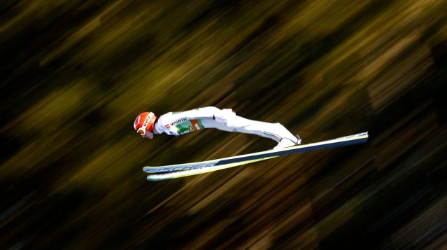 O alemão Richard Freitag durante qualificação para campeonato de salto de esqui em Innsbruck, Áustria