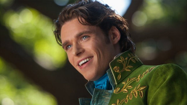 Richard Madden como príncipe em Cinderela