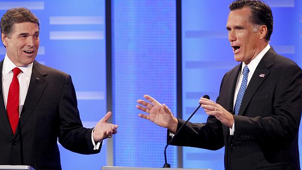 Rick Perry e Mitt Romney no debate de sábado