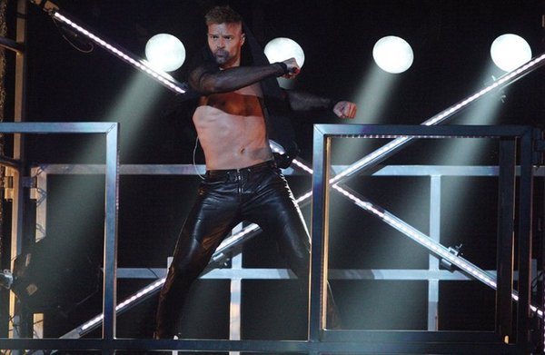 Ricky Martin faz performances sensuais