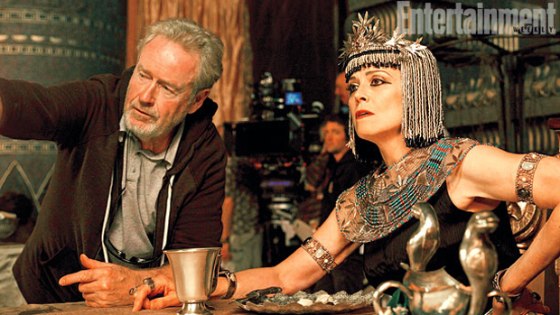 Ridley Scott e Sigourney Weaver em cena do filme Exodus