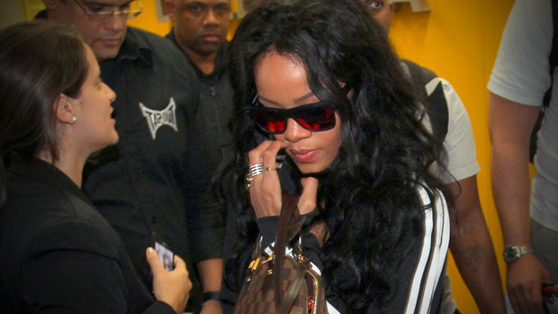 Rihanna desembarca no aeroporto internacional do Galeão, no Rio de Janeiro