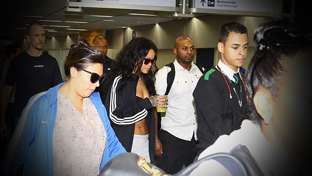 A cantora Rihanna passou pelos fotógrafos no aeroporto internacional do Galeão com um copo na mão
