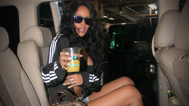 Rihanna seguiu de carro até o hotel onde ficaria hospedada, no Rio de Janeiro - e não largou o copo, que continha uma bebida amerelada