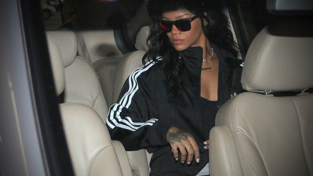 Rihanna no carro, a caminho do hotel em que ficará hospedada no Rio de Janeiro
