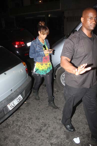 Rihanna chega a boate gay em Copacabana, em 22/09/2011