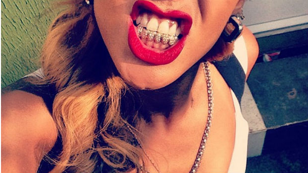 A cantora Rihanna mostra sua nova tatuagem no Instagram