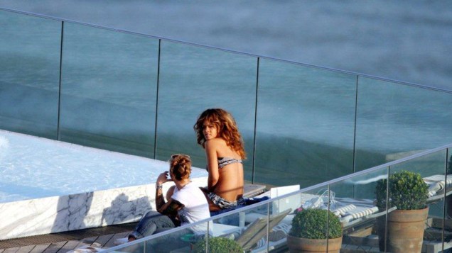 Rihanna na piscina do Hotel Fasano em Ipanema, Rio de Janeiro