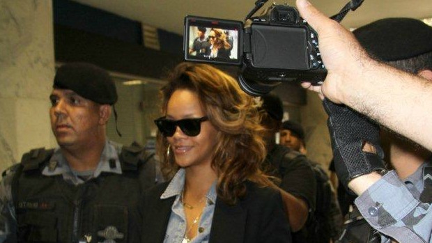 Escoltada pela Polícia Militar, Rihanna chega ao Aeroporto Santos Dumont