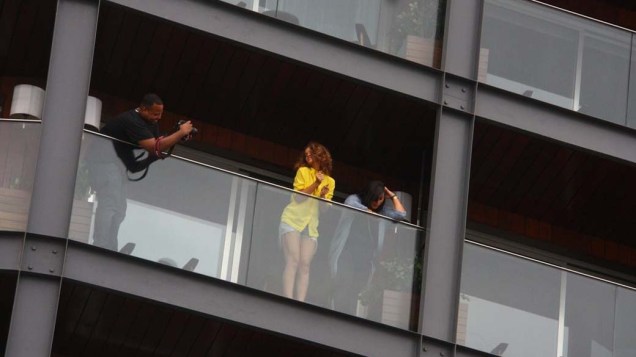Rihanna na sacada do Hotel Fasano em Ipanema, Rio de Janeiro, em 22/09/2011
