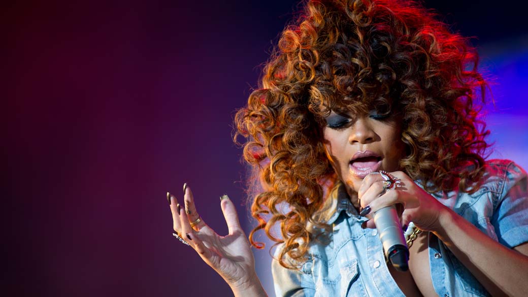 A cantora Rihanna durante show em Chelmsford, Grã-Bretanha