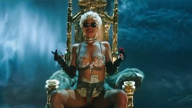 Rihanna vira stripper em clipe de 'Pour It Up', faixa do disco 'Unapologetic', de 2012