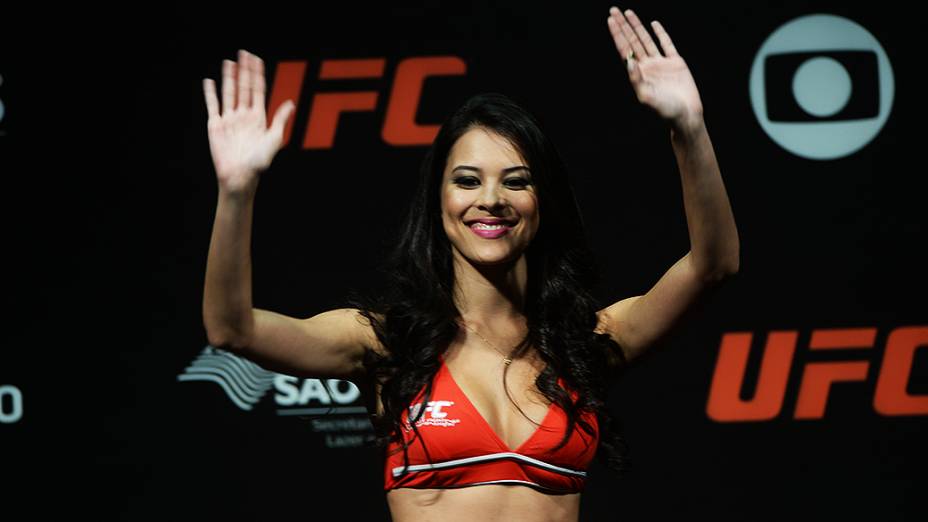 Ring Girl durante a pesagem do UFC em São Paulo