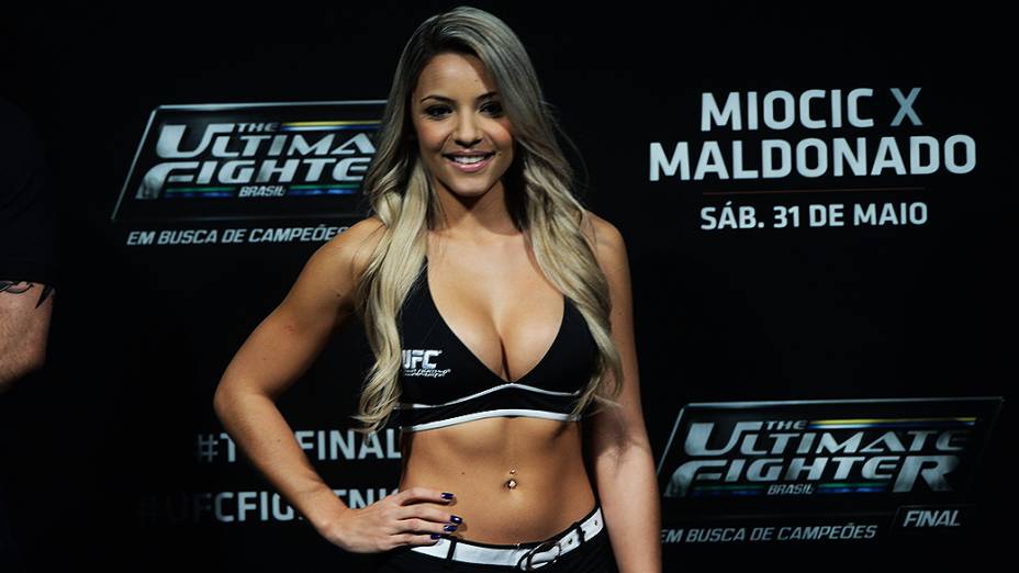 Ring Girl durante a pesagem do UFC em São Paulo