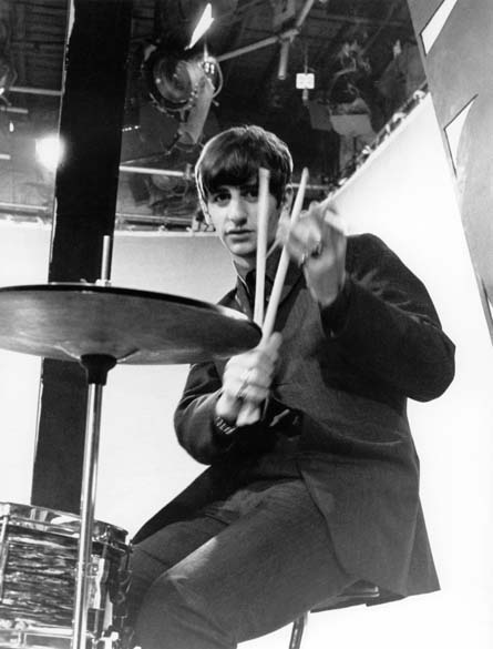 Ringo Starr ensaia bateria no estúdio de uma emissora inglesa de televisão
