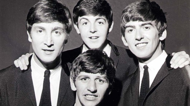 Da esquerda para a direita: John Lennon, Ringo Starr (embaixo), Paul McCartney e George Harrison posam para foto no estúdio de uma emissora inglesa de televisão