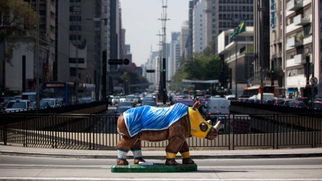 Rinoceronte de fibra de vidro exposto na Avenida Paulista. A peça integra o projeto intitulado Rhino Mania, que até 20 de outubro espalhará 60 rinocerontes pelas ruas da cidade de São Paulo
