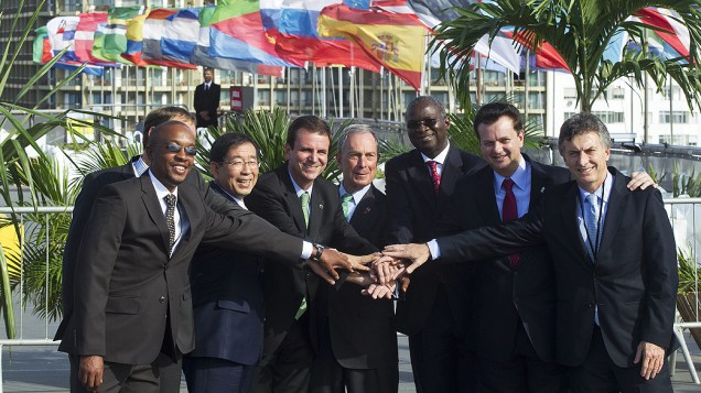 Os prefeitos do Rio, Eduardo Paes, de Nova York, Michael Bloomberg e de São Paulo, Gilberto Kassab e outros participantes da C-40, a Cúpula de Prefeitos que acontece no Forte de Copacabana