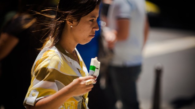No centro da cidade as pessoas tentam aliviar o forte calor com pouca roupa, bastante líquido, sombrinhas, sorvetes e tudo mais que puder ajudar, no Rio de Janeiro