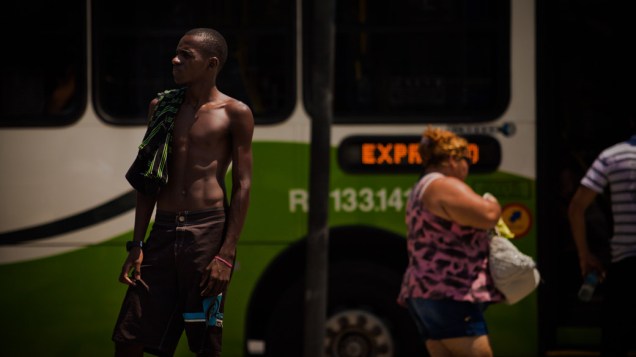 Onda de calor no Rio de Janeiro, e as pessoas tentam aliviar o forte calor com pouca roupa e bastante líquido