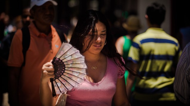 As pessoas tentam aliviar o forte calor tudo que puder ajudar a refrescar, no Rio de Janeiro
