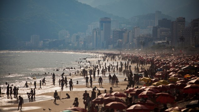 Em Ipanema, a praia ficou cheia em plena quarta-feira (08/02) a tarde, no Rio de Janeiro