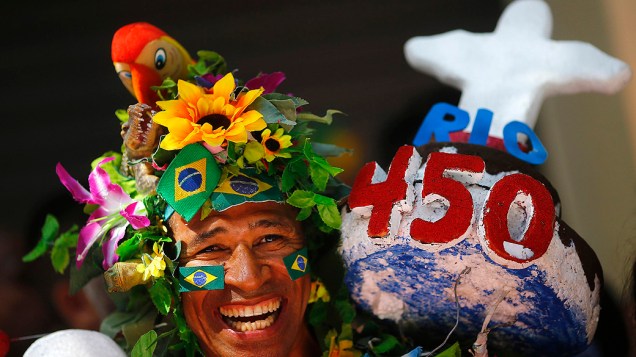 Homem vai paramentado à festa de aniversário do Rio de Janeiro, no centro da cidade, neste domingo (01)