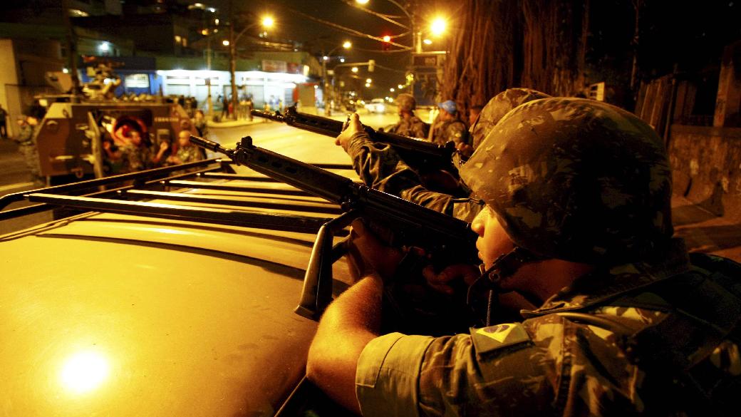 Militares trocam tiros no Complexo do Alemão
