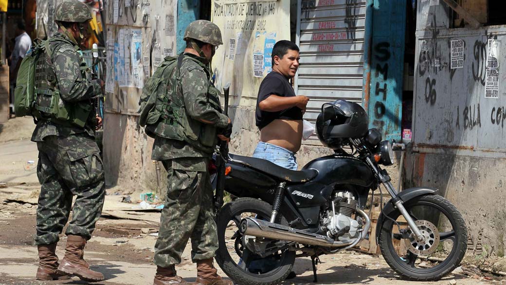 Soldado do exército revista morador no Complexo do Alemão, Rio de Janeiro – 29/11/2010