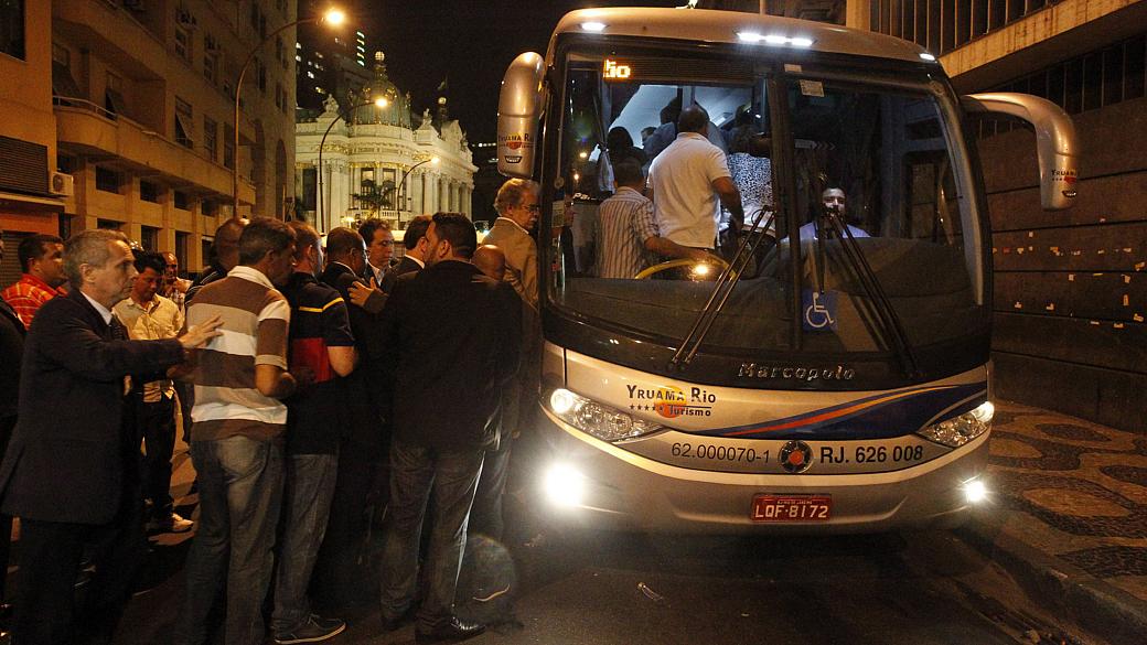 Rio: Após aprovar Plano de Cargos e Salários dos professores, vereadores deixaram a Câmara de ônibus
