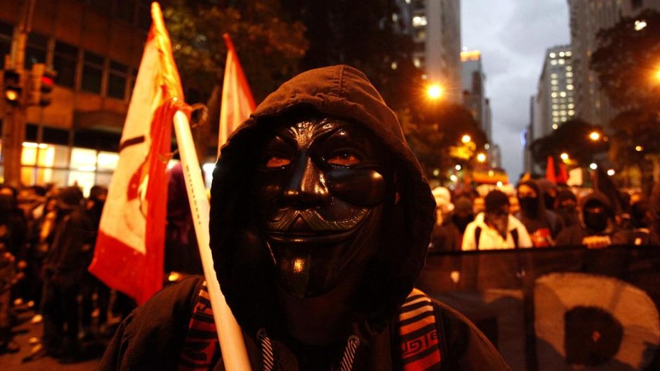 Rio: black blocs participam de protesto de professores no Centro nesta segunda (7/10)