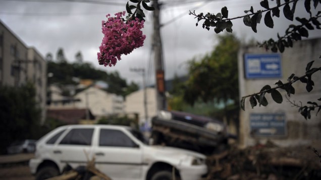 Carros empilhados após o deslizamento de terra em Nova Friburgo, Rio de Janeiro - 15/01/2011