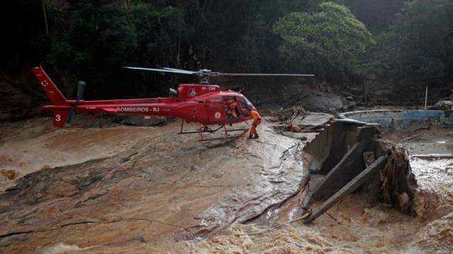 Helicóptero das equipes de resgate procuram por sobreviventes e vítimas das chuvas em Nova Friburgo, Rio de Janeiro. Os militares aproveitaram o bom tempo para enviar helicópteros para as áreas mais remotas do Rio de Janeiro - 16/01/2011