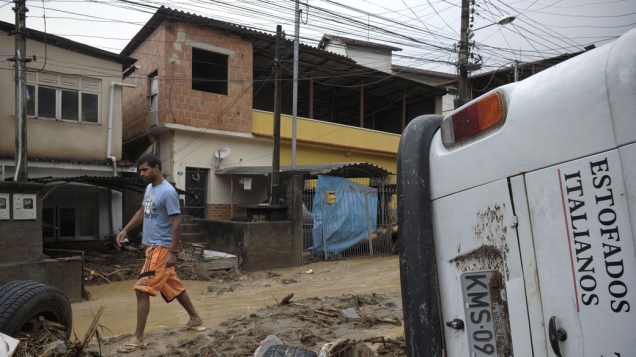 Morador anda em rua destruída pela chuva em Nova Friburgo, Rio de Janeiro - 16/01/2011